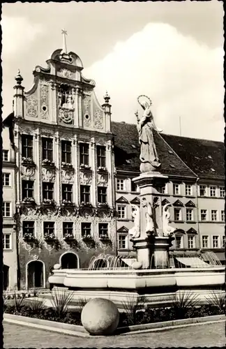 Ak Landsberg am Lech in Oberbayern, an der romantischen Straße, Rathaus mit Märchenbrunnen