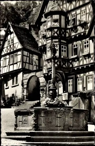 Ak Miltenberg am Main Unterfranken, Brunnen, Fachwerkhäuser