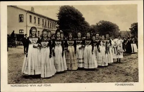 Ak Wyk auf Föhr Nordfriesland, Föhrerinnen in Tracht