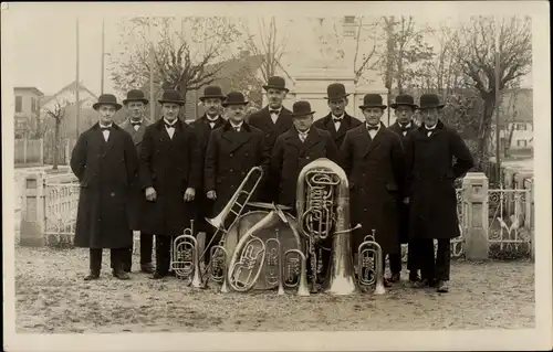 Foto Ak Feldmoching München Bayern, Männer in Mänteln und Hüten, Blasorchester, Musikinstrumente