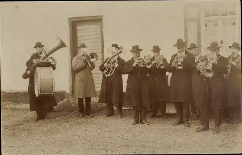 Foto Ak Feldmoching München Bayern, Blasorchester, Musikinstrumente, Männer