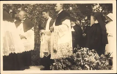 Foto Ak Feldmoching München Bayern, Primiz, Pfarrer Zintl, Nonnen