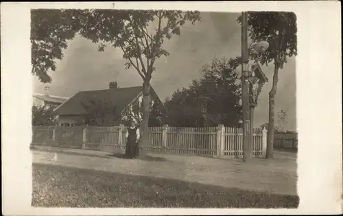 Foto Ak Feldmoching München Bayern, Bahnhofstraße, Frau, Wohnhaus