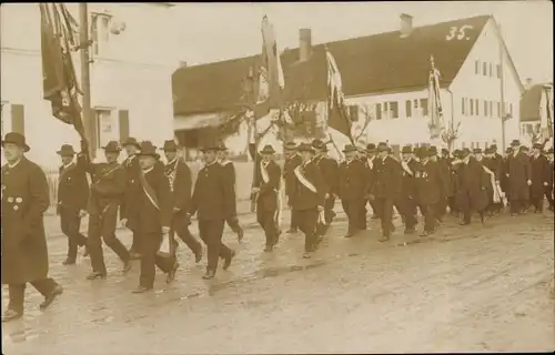 Foto Ak Feldmoching München Bayern, Straßenpartie, Festumzug, Mann mit Orden