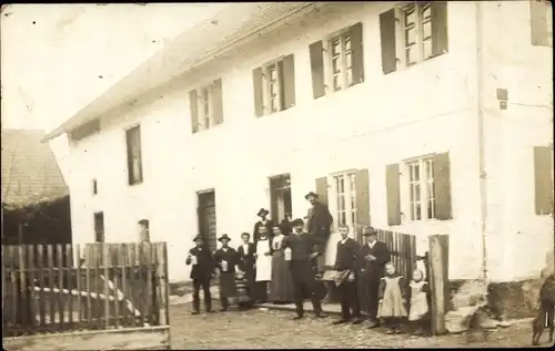 Foto Ak Feldmoching München Bayern, Personen vor einem Bauernhaus