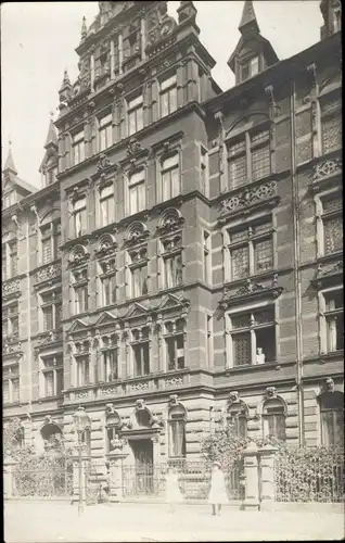 Foto Ak Hannover in Niedersachsen, Mädchen vor einem Wohnhaus