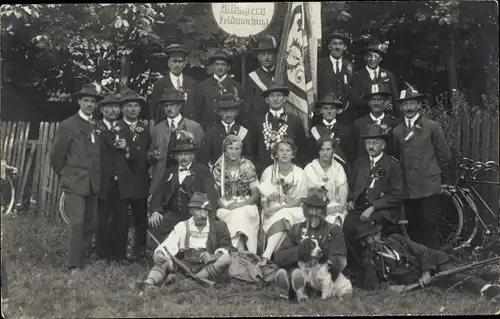 Foto Ak Feldmoching München Bayern, Schützenverein, Gruppenbild, Hund, Fahrräder