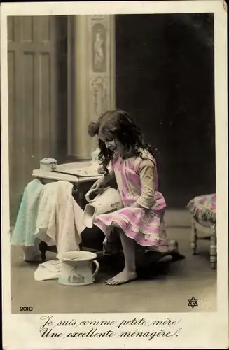 Ak Je suis comme petite mere, Mädchen mit Wasserkrug, Nachttopf