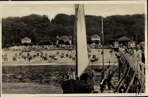 Ak Ostseebad Göhren auf Rügen, Partie an der Seebrücke, Segelboot