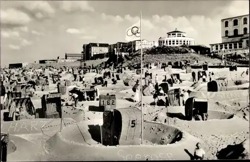 Ak Nordseebad Wangerooge in Ostfriesland, Strandpartie, Sandburgen, Häuser, Olympiafahne