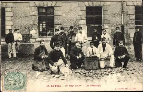 Ak La Fère Aisne, 17 Rég d'Art, Les Patates, Soldaten schälen Kartoffeln