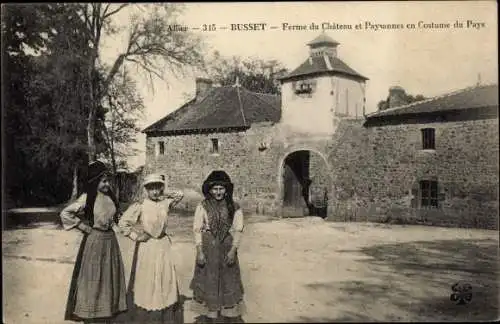 Ak Busset Allier, Ferme du Château et Paysannes en Costume du Pays