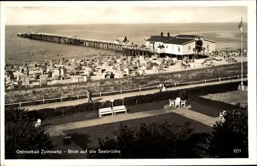 Ak Ostseebad Zinnowitz auf Usedom, Blick auf die Seebrücke, Strand