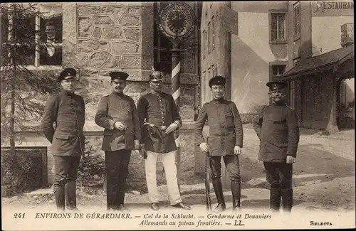 Ak Col de la Schlucht Vosges, Gendarme et Douaniers Allemands au poteau frontiere