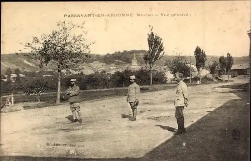 Ak Passavant en Argonne Marne, Vue generale, Soldaten in Uniform