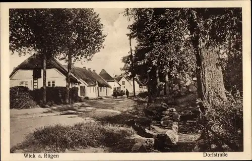 Ak Wiek auf der Insel Rügen, Dorfstraße mit Häusern