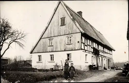 Foto Ak Radeberg in Sachsen, Junge und Mann vor einem Fachwerkhaus