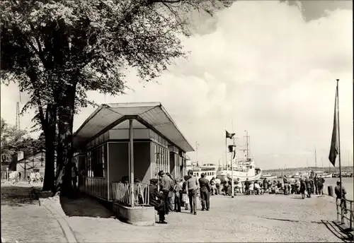 Ak Stralsund in Vorpommern, Fahrgastschiff-Anlegestelle am Hafen