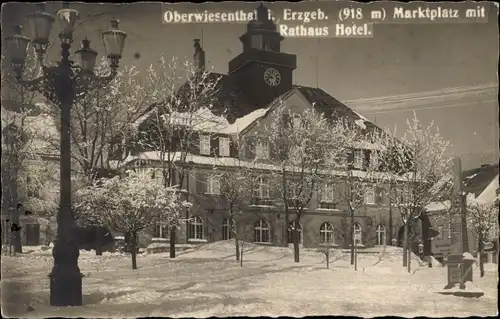 Foto Ak Oberwiesenthal im Erzgebirge, Marktplatz, Rathaus, Hotel, Winter