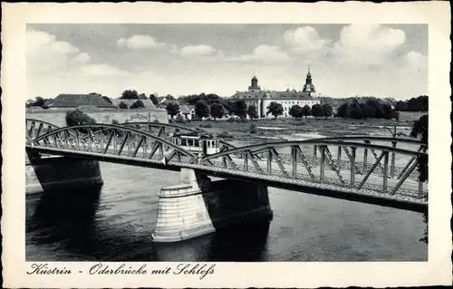 Ak Kostrzyn nad Odrą Küstrin Cüstrin Ostbrandenburg, Oderbrücke mit Schloss, Straßenbahn