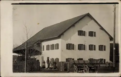 Foto Ak Feldmoching München Bayern, Gehöft, Anwohner, Fuhrwerk