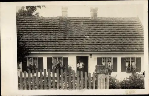 Foto Ak Feldmoching München Bayern, Wohnhaus, Anwohner in der Tür, Vorgarten