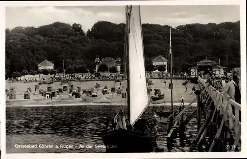 Ak Ostseebad Göhren auf Rügen, Partie an der Seebrücke, Segelboot