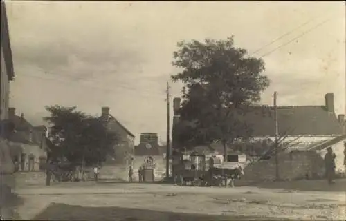 Foto Ak La Malmaison Aisne, Ortsansicht, Platz, Fuhrwerk
