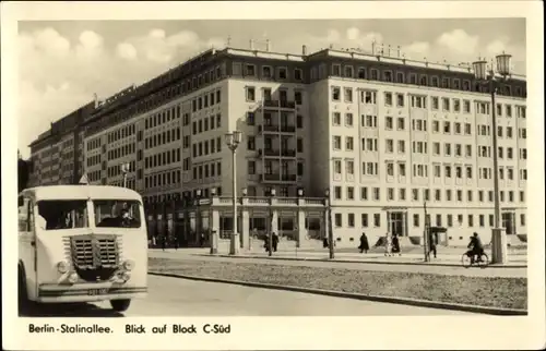 Ak Berlin Friedrichshain, Blick in die Stalinallee, Block C Süd, Heute Karl Marx Allee, Bus