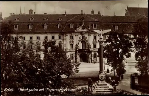 Ak Erfurt in Thüringen, Hirschgarten mit Regierungsgebäude, Kriegerdenkmal