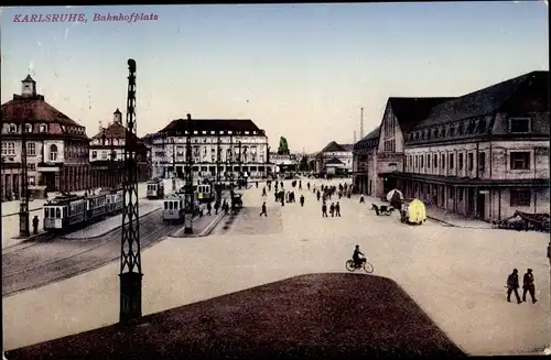 Ak Karlsruhe in Baden, Bahnhofsplatz mit Passanten und Straßenbahnen