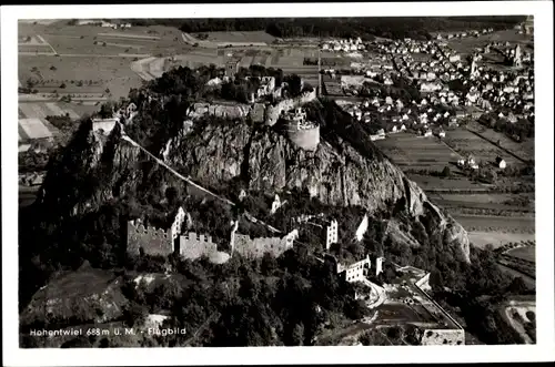 Ak Singen Hohentwiel im Kreis Konstanz, Blick auf den Ort, Burg, Fliegeraufnahme