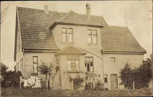 Foto Ak Vogelsang Ehrenfeld Köln am Rhein, Frauen und Kinder vor einem Wohnhaus 1920