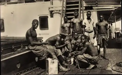 Foto Ak Mosambik, Beiraneger bei der Mahlzeit an Bord