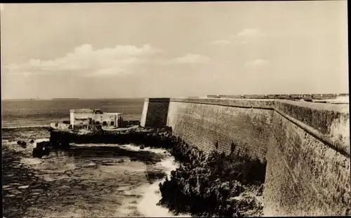 Foto Ak Mosambik, Festung, Wasser, Brandung