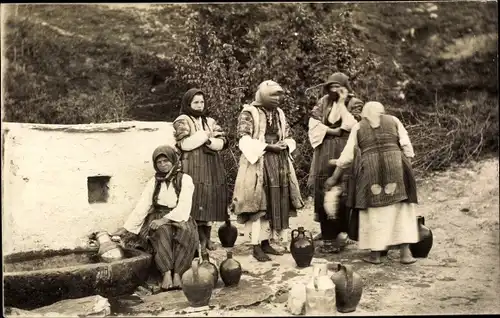 Foto Ak Skopje Üsküb Mazedonien, Frauen in mazedonischer Tracht, Krug
