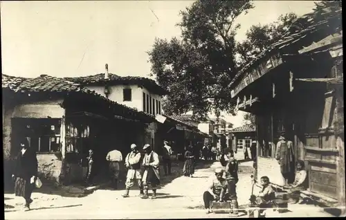 Foto Ak Prilep Mazedonien, Straßenpartie, Passanten, Häuser