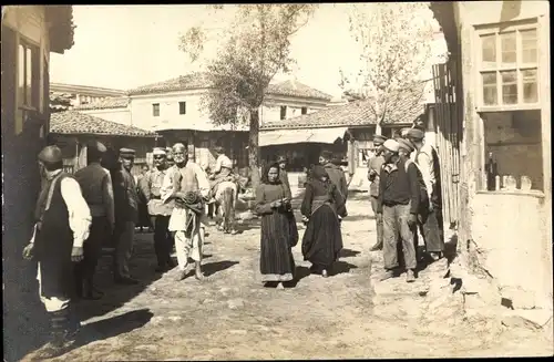Foto Ak Prilep Mazedonien, Straßenpartie, Passanten, Tracht