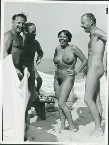 Foto Helmut Stege, Erotik, nackte Gruppenunterhaltung am Strand, WIndschutz