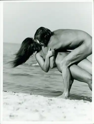 Foto Helmut Stege, nacktes Paar neckt sich am Strand, Erotik