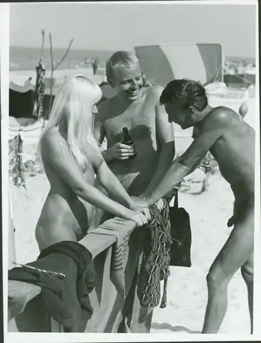 Foto Helmut Stege, Erotik, Zwei Männer und eine Frau reden nackt am FKK-Strand mit Bier