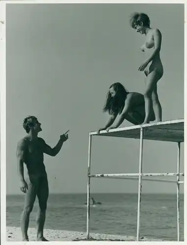 Foto Helmut Stege, Erotik, nackter Mann unterhält sich mit zwei nackten Frauen am FKK-Strand