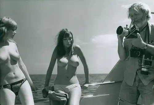 Foto Helmut Stege, mit Zwei barbusigen Frauen auf einem Boot, Erotik