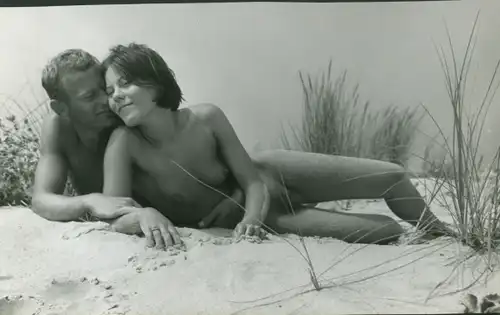 Foto Helmut Stege, Erotik, Paar liebkost sich nackt am Strand in den Dünen, FKK