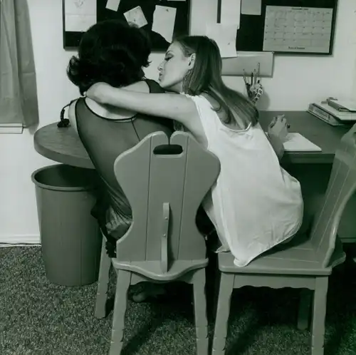 Akt Fotografie Lilo Korenjak, Erotik, Frau will andere Frau küssen, Schreibtisch