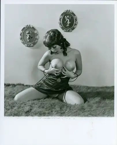 Foto, Erotik, Frauenakt, Nackt, Barbusig, auf einem Teppich kniend