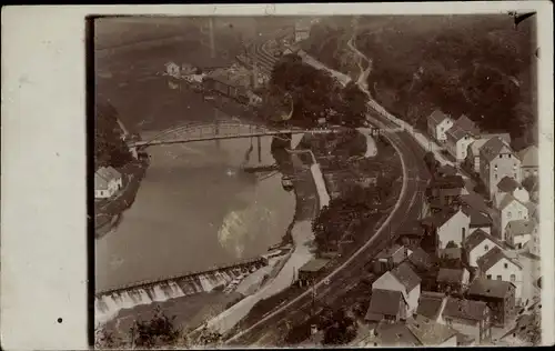 Foto Ak Frankfurt am Main ?, Teilansicht, Bahnschienen, Flusspartie, Brücke