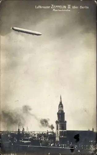 Foto Ak Berlin Mitte, Luftkreuzer Zeppelin LZ 6, Z III über der Marienkirche 1909