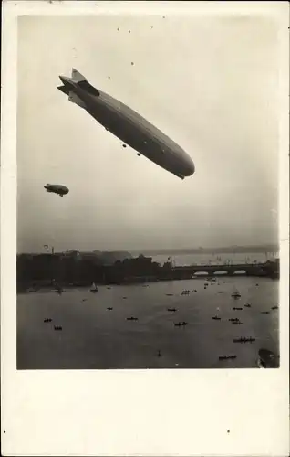 Ak Hamburg, Luftschiff  LZ 127 Graf Zeppelin über der Stadt, Binnenalster, Boote, 1929