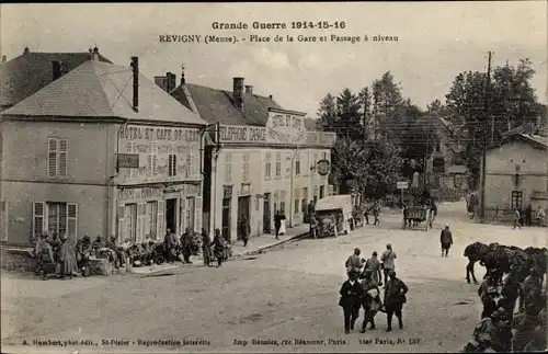 Ak Revigny Meuse, Place de la Gare, Passage a niveau